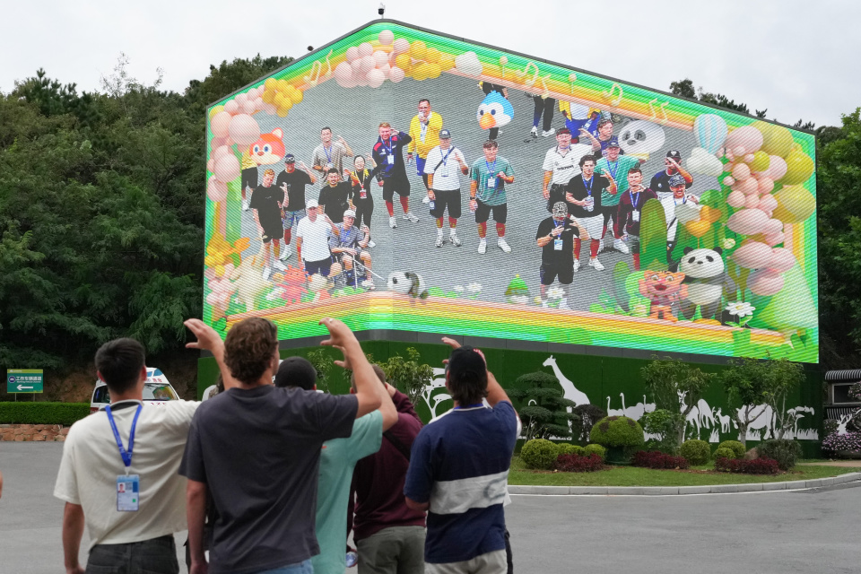 裁判员等在 裁判员等在